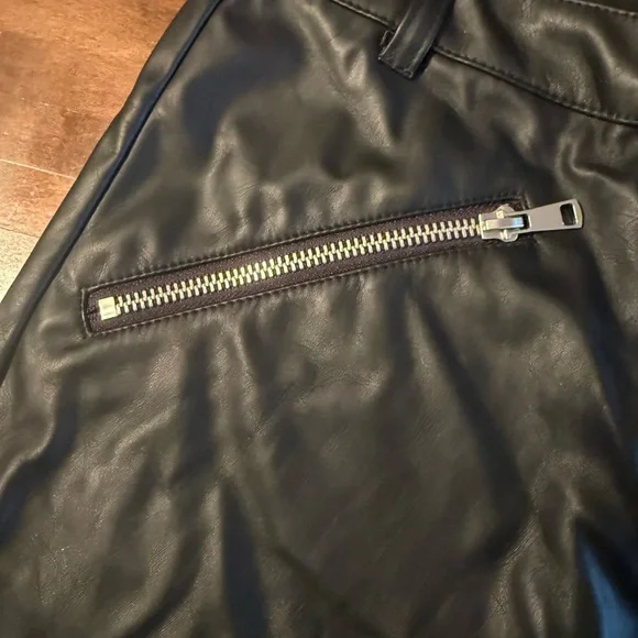 NWT Wild Fable Faux Leather Skirt with Zipper Details - Picture 4 of 5